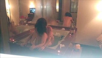 多毛的美国夫妇享受浴缸性爱