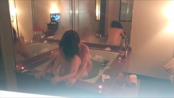 多毛的美国夫妇享受浴缸性爱