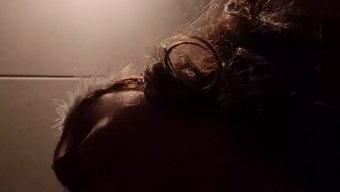 丰满的家庭主妇掌控自制视频
