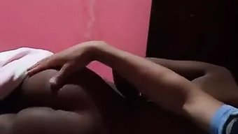 与年轻的拉丁裔女友的...