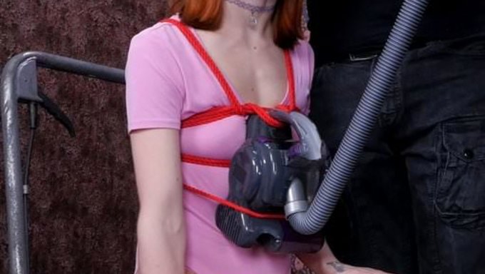 Alexa Nova在bdsm会话中被操和舔脸
