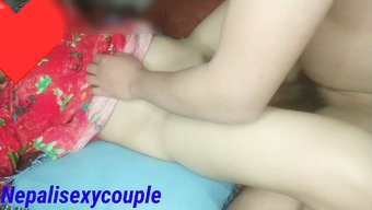 金发少女在牛仔姿势下被操