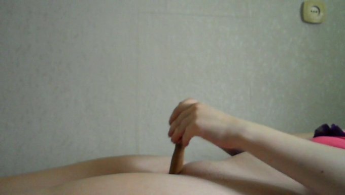 观看florencee Sveta用阴道自慰器自慰