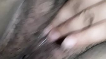 看我被激起并被汗水浸湿。