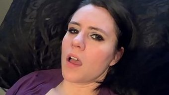 热辣的棕发熟女在自制...