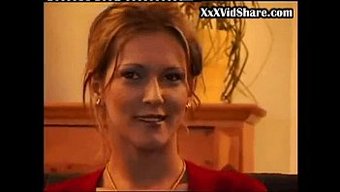 美丽的棕发女郎在自制...