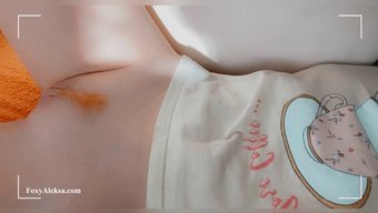 瘦弱的少女在特写视频...