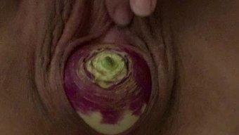女孩们在厨房里自慰:...