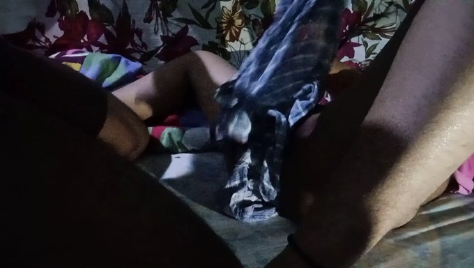 印度男孩沉迷于与女友的粗暴性爱