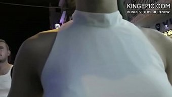 西贡酒吧女孩享受快乐...