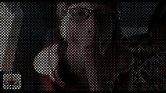 戴眼镜的妻子给了一个...