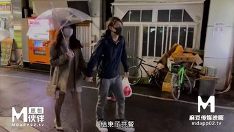 年轻的亚洲夫妇享受复...