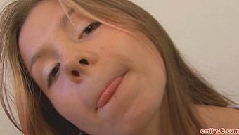 柔软的宝贝穿着内衣炫...