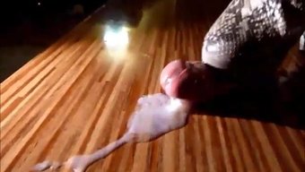 业余妻子用高跟鞋和脚...
