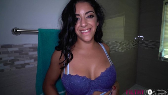 Mia Martinez给pov口交并被精液覆盖