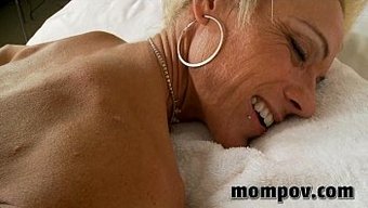成熟的女人在激烈的肛...