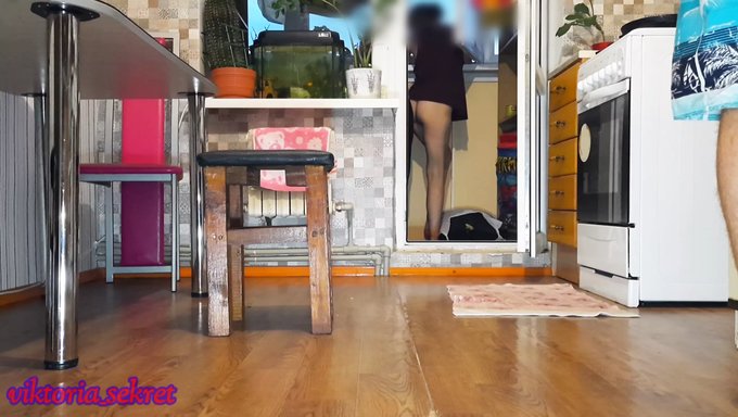 乌克兰少女在丈夫淋浴时勾引她的朋友