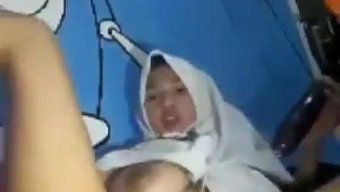 印尼女孩在自制视频中...