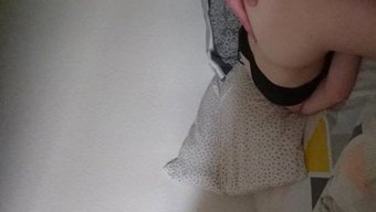 深色头发的荡妇从后面...