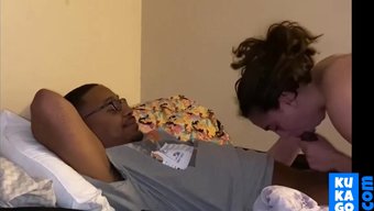 小个子的棕发女郎用内...