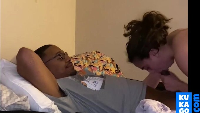 小个子的棕发女郎用内射结束,给了一个懒散的口交