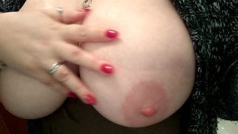 自然的乳房接受感性的按摩