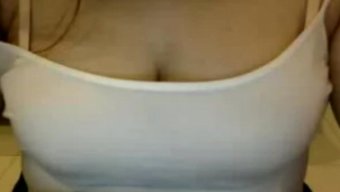 大胸部女孩炫耀自己的资产