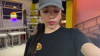 一个性感的拉丁裔女服...