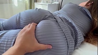 一对火辣情侣早晨性爱...