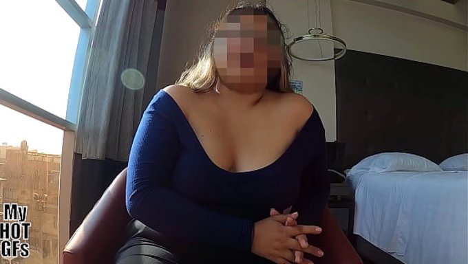 特写一个火辣又饥渴的棕发妞,屁股真棒。