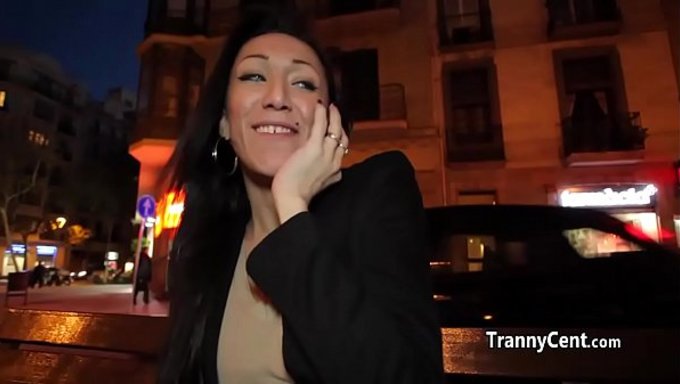 性爱者在自然环境中享受与变性女人的性爱。