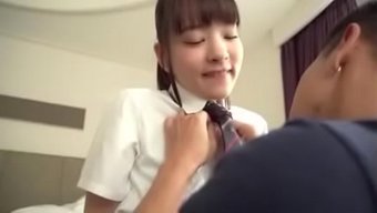 俏皮的美香子被年长男...
