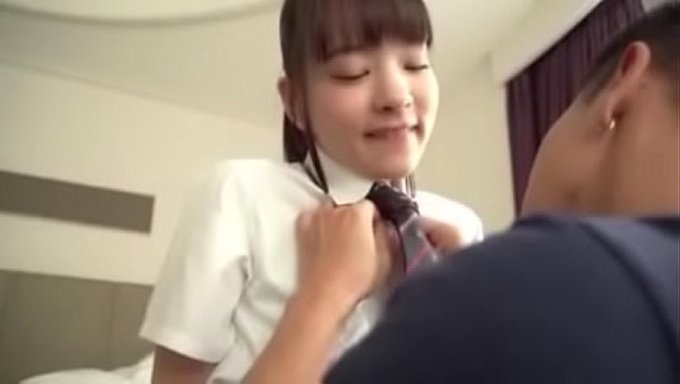 俏皮的美香子被年长男人激情操翻