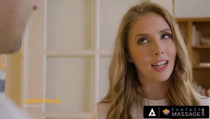 按摩师和性感的前客户lena Paul来了一场火辣的激情大战,气氛暧昧到爆。