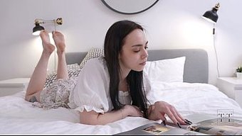 听话的小妞被狠狠操到...