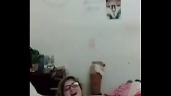房间里全是裸露的画面,我一边用窗户揉捏着自己双截肢的身子,一边喷水一边享受高潮。