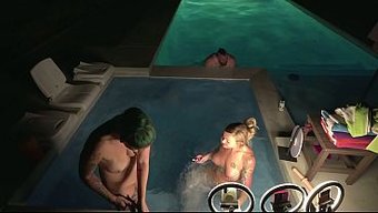 熟妇和熟妇在硬核热水浴缸三人行里一起掌控全场,玩得火热又刺激。