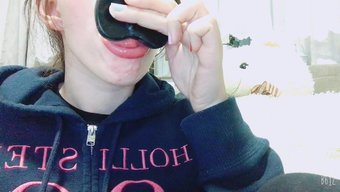 欧洲女孩戴着牙套,深...