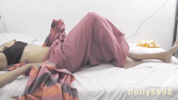 印度大学女孩dolly享受自慰和手指游戏