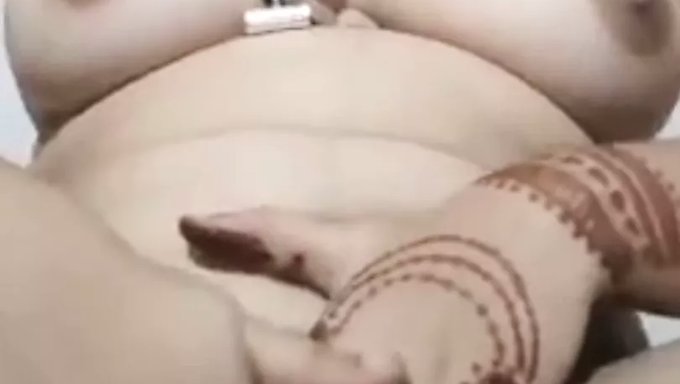 印度妻子记录了她和她的男人在卧室里热情的邂逅