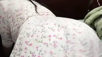 紧身哥伦比亚少女在自...