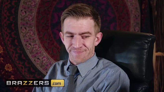 Danni Ashe的大阴茎和georgie Lyall紧致的屁股在热辣的场景中