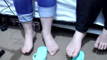 亚洲姐弟沉迷于足部恋物游戏