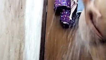 业余印度妻子在浴缸里淘气