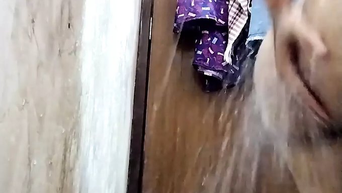 业余印度妻子在浴缸里淘气