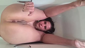 胖女孩在浴缸里自慰和撒尿