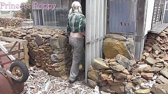 胸部丰满的金发女郎在...
