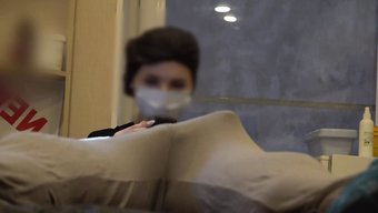 业余少女在发廊炫耀他的隆起