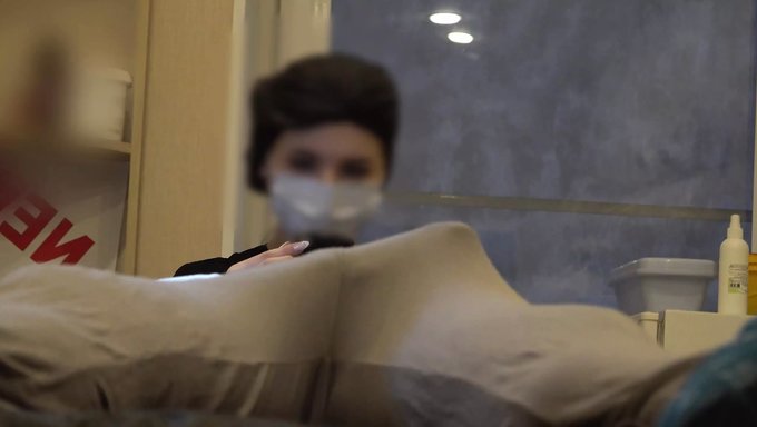 业余少女在发廊炫耀他的隆起