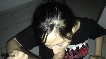 自然胸部的西班牙少女...